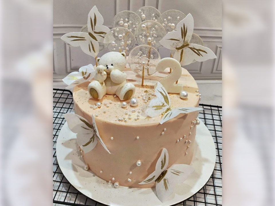 Детский торт с мишкой, бабочками и леденцами на 2 года