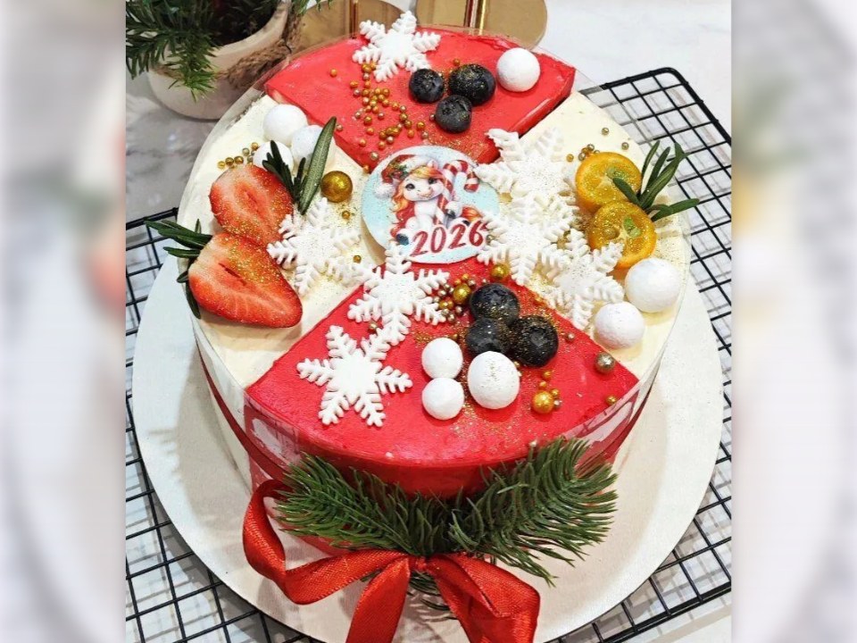 Торт кусочками с ягодками и снежинками