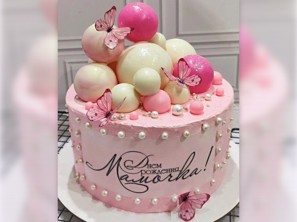Торт с шарами и бабочками