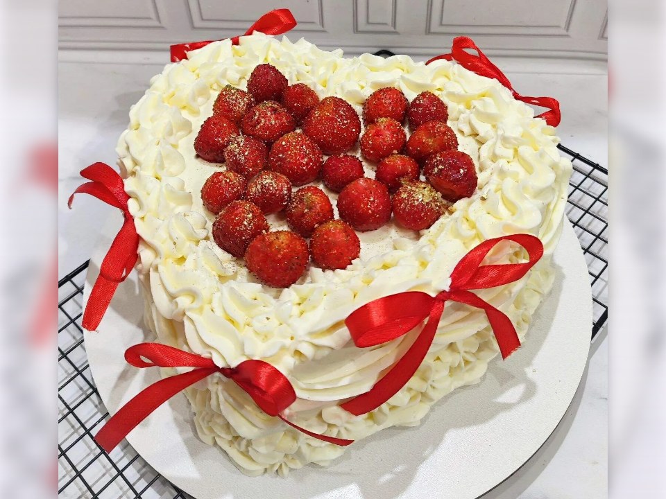 Торт-сердце с клубникой и бантиками