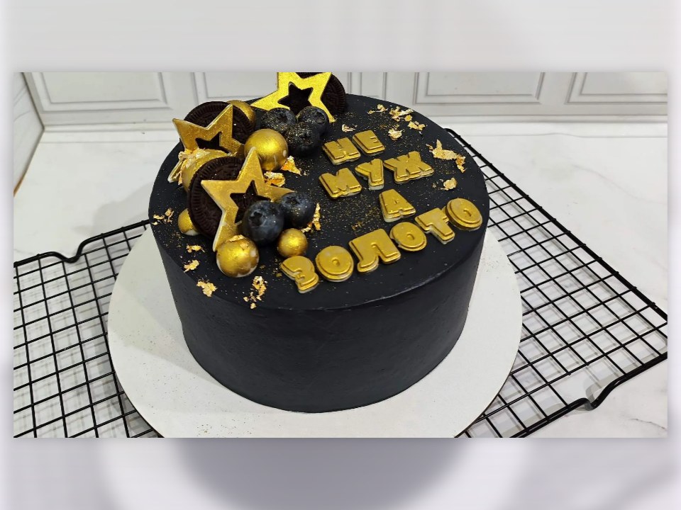 Торт с голубикой и шариками