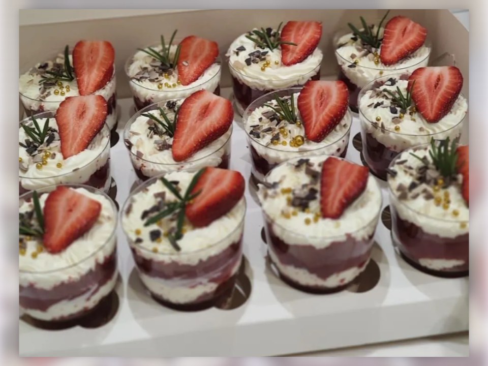 Набор трайфлов с клубникой, розмарином и шоколадной стружкой