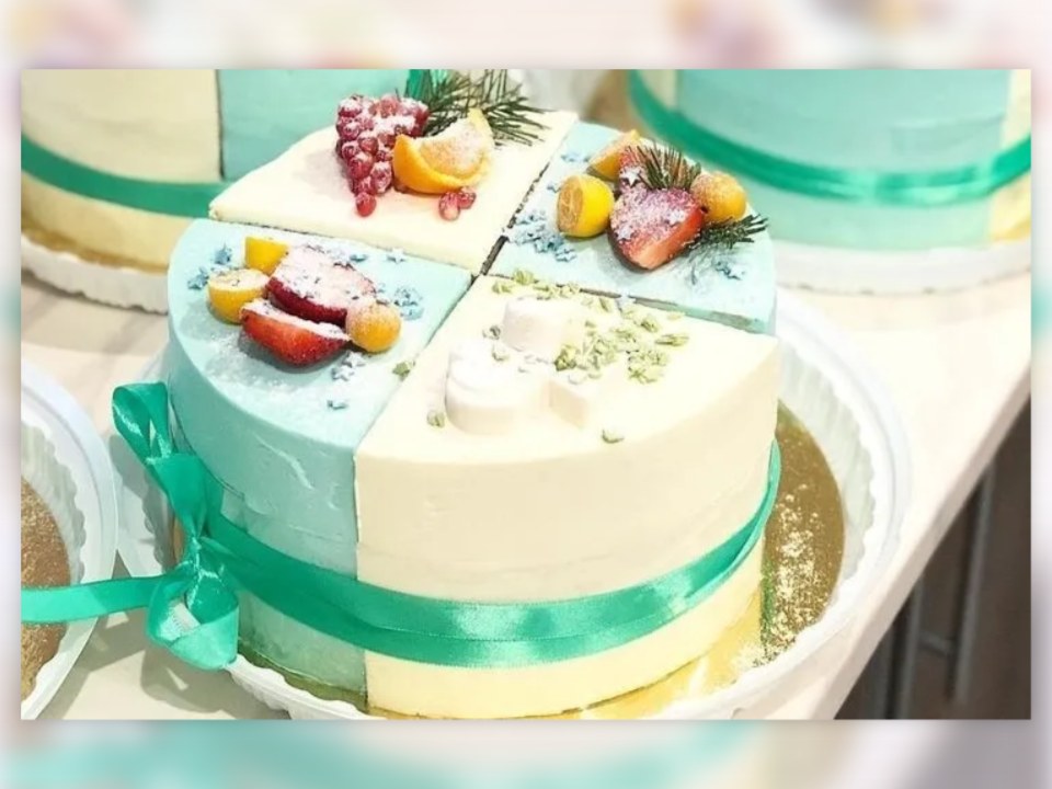Торт кусочками с фруктами