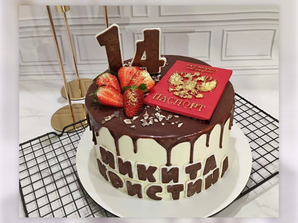 Торт с паспортом и клубникой