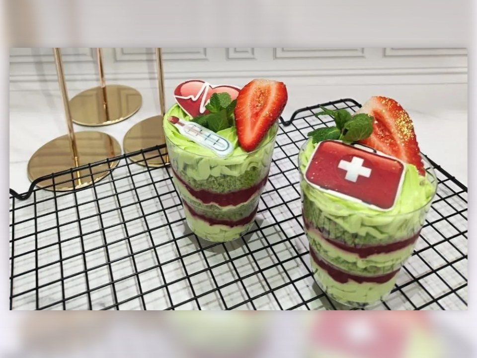 Фисташковые трайфлы с картинками и клубникой
