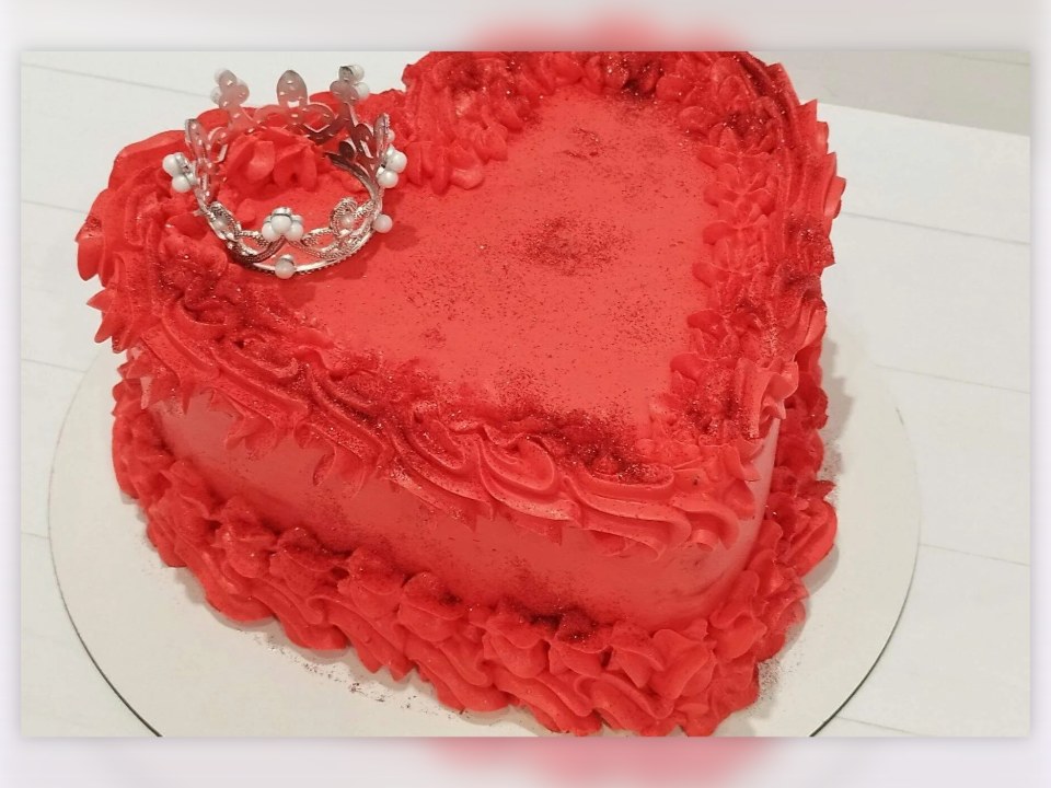 Торт-сердце с короной