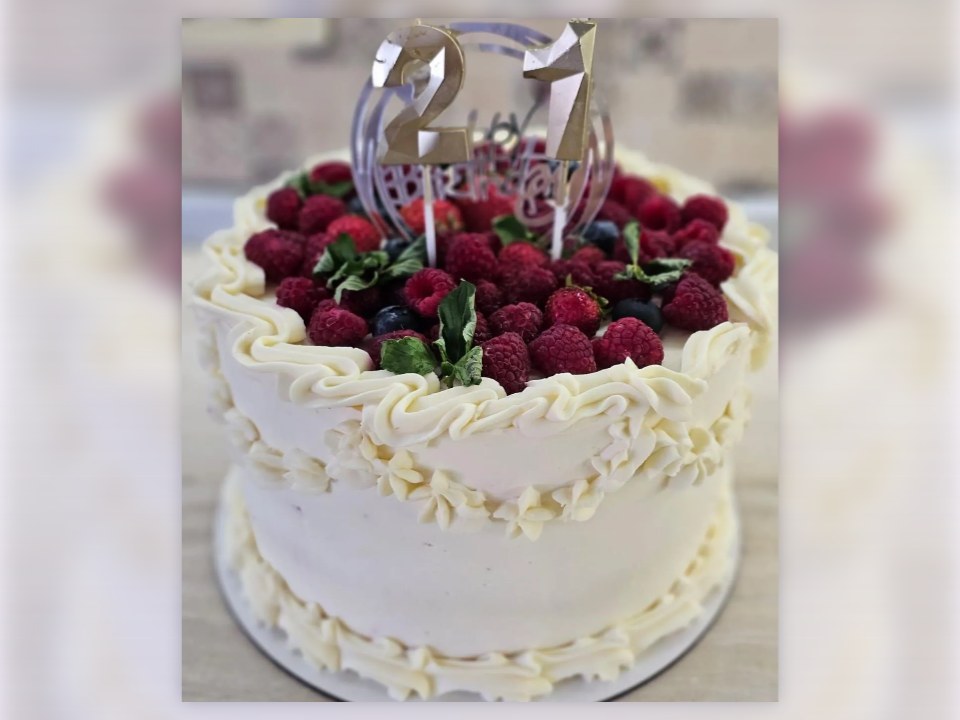 Торт с топперами и ягодами