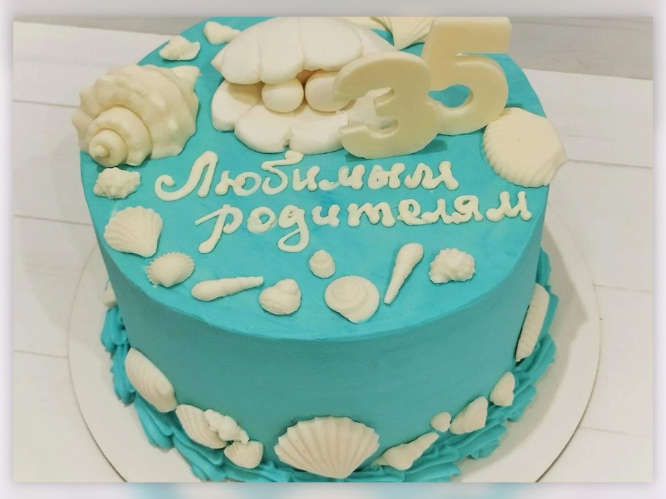 Голубой торт с шоколадными гребешками