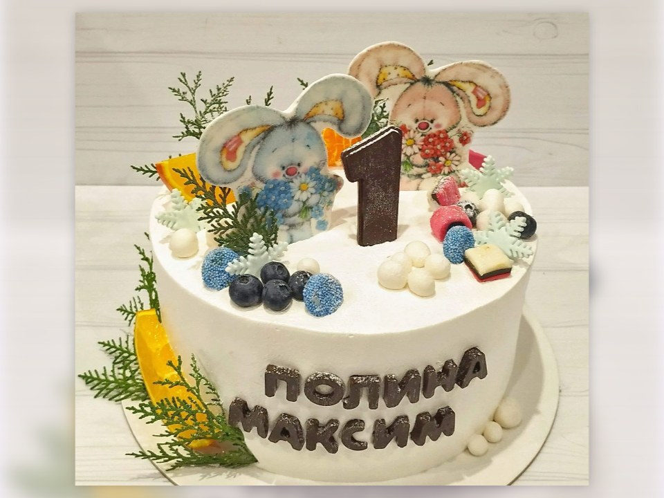 Торт с топперами, туей и ягодками