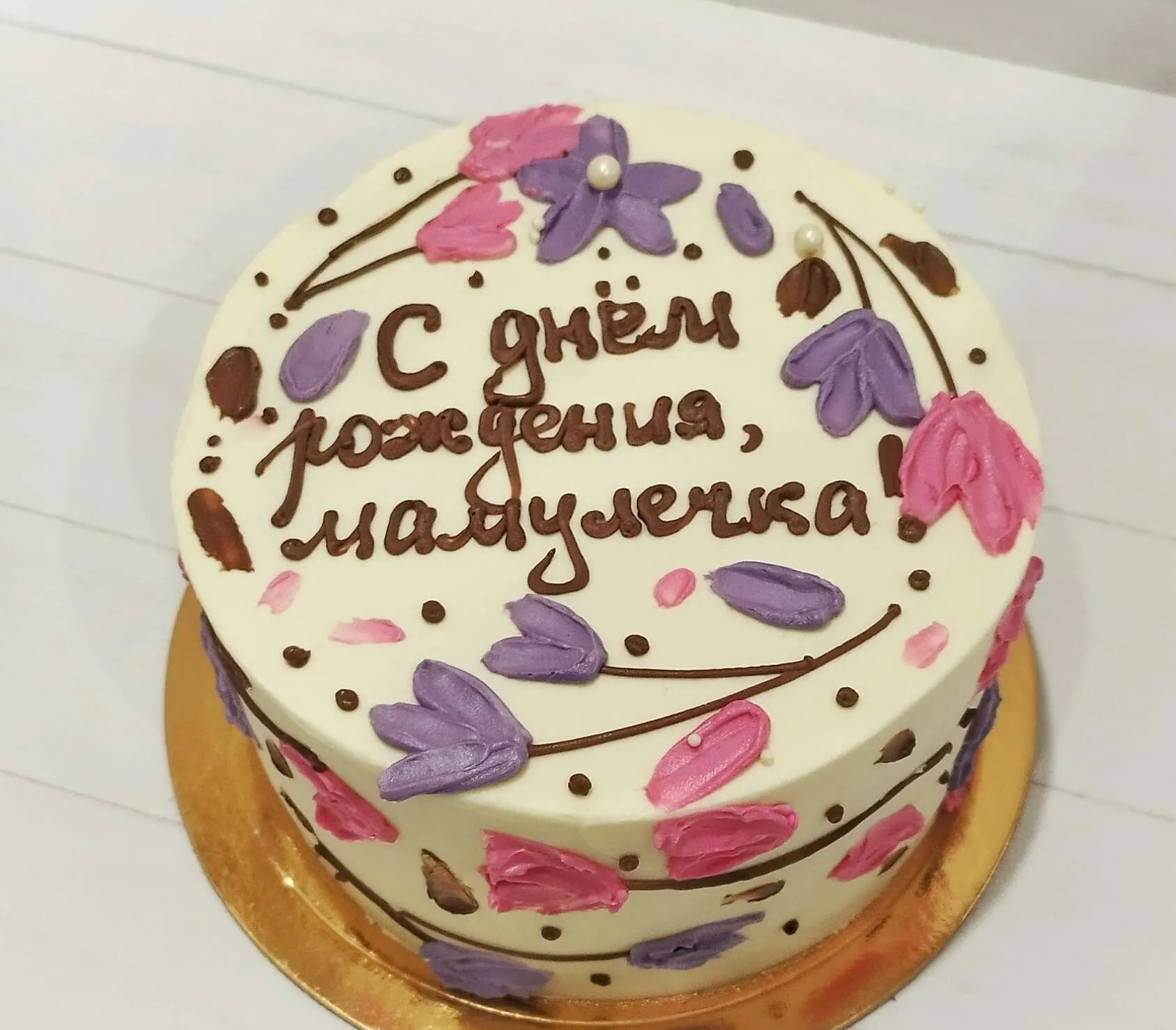 Торт с клубникой, шоколадными подтёками и топпером для мамы