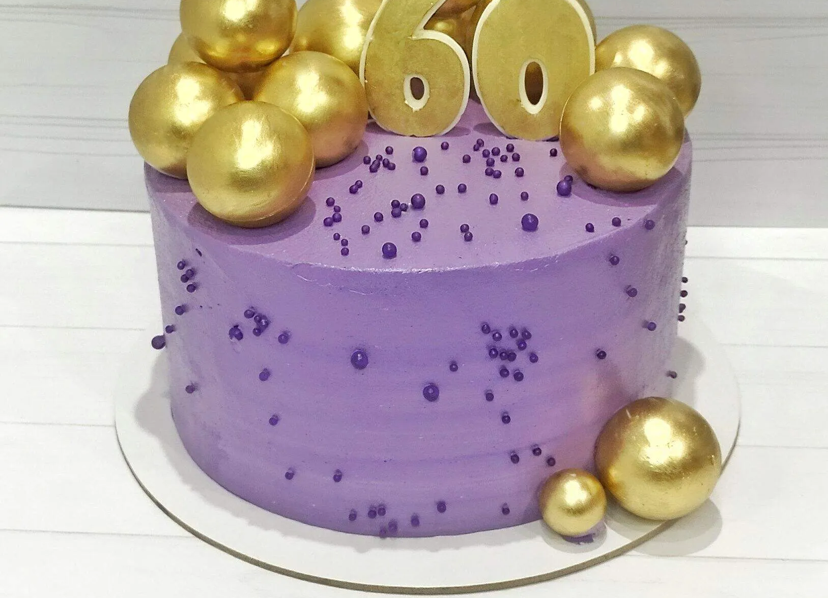 Сиреневый торт на юбилей 60 лет с золотыми сферами