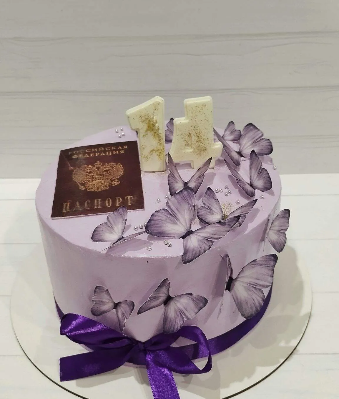 Сиреневый торт с бабочками, кремовыми розами и декором
