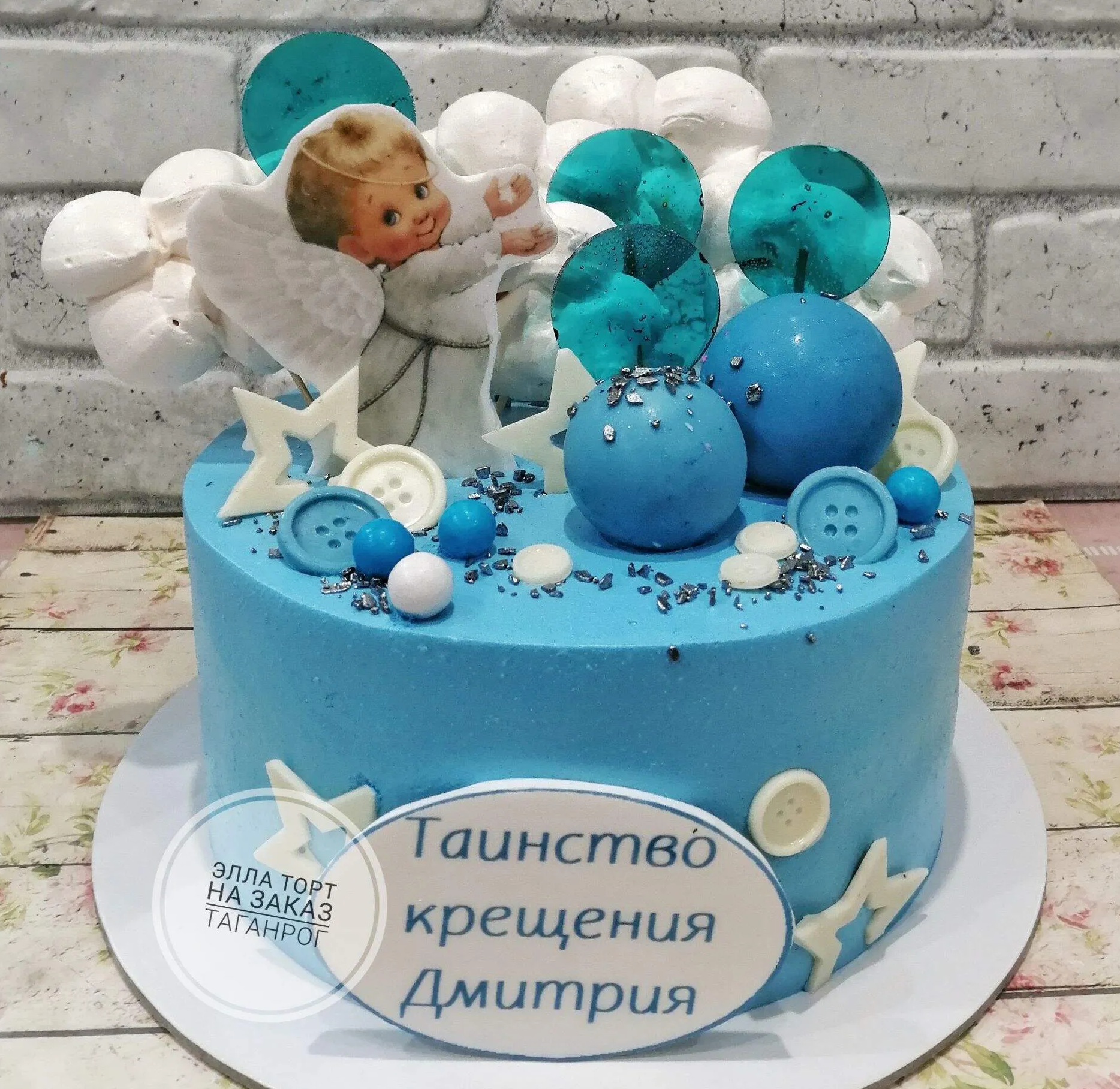 Торт на крещение с ангелочком, крестиком и лазурными сферами
