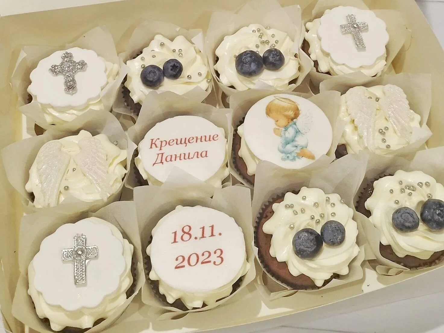 Набор капкейков на крещение с ангелочком, крестиками и ягодами голубики