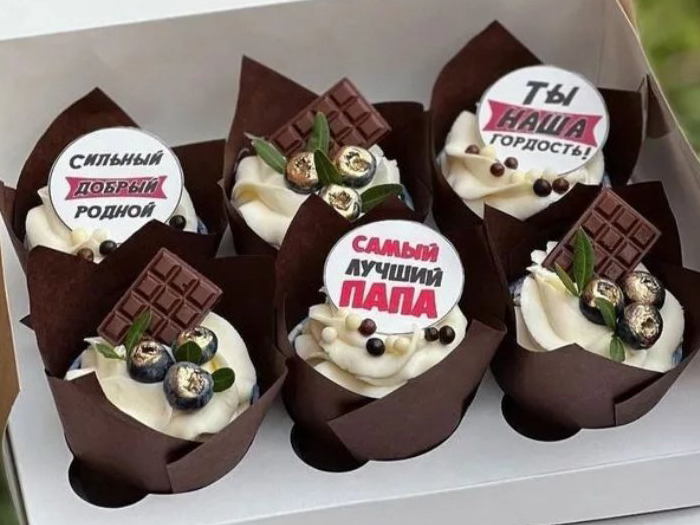 Набор капкейков для папы с шоколадом и ягодами