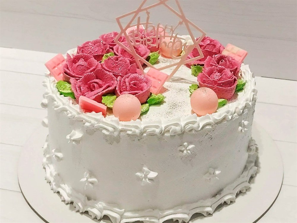 Праздничный торт с розами